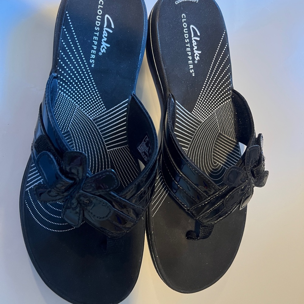 Clarks Cloud steppers Black Slide Sandals with Floral Accent. - Picture 4 of 8